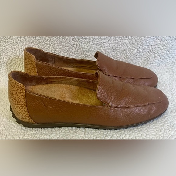 Vionic Elora Slip On Loafers In Tan Color Soft Leather Comfort & Style 
Size 8.5 - Picture 2 of 10